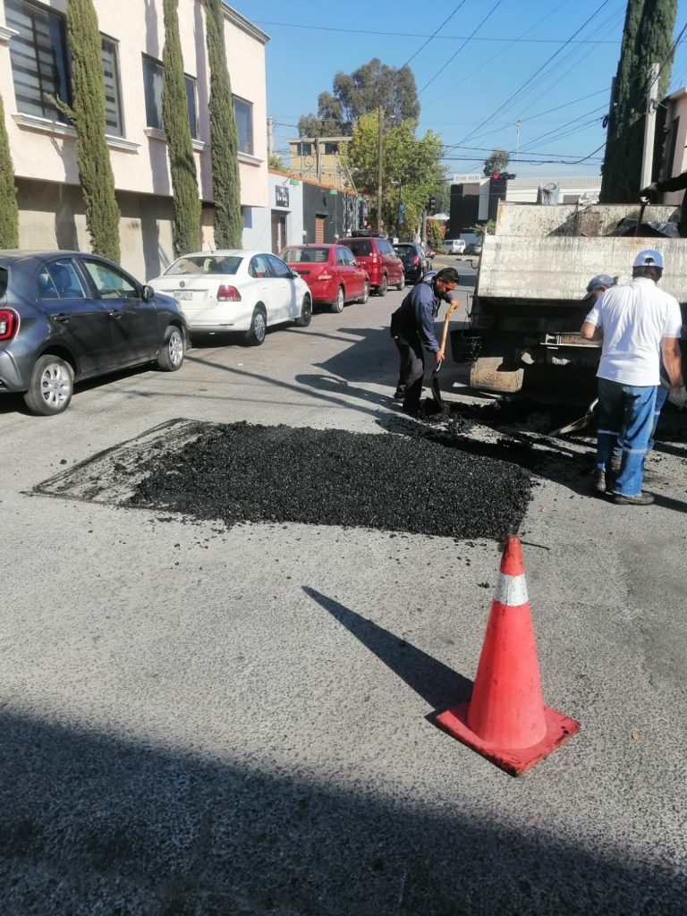 Gobierno de la Capital avanza en la rehabilitación de las Vialidades Potosinas, con trabajos de bacheo