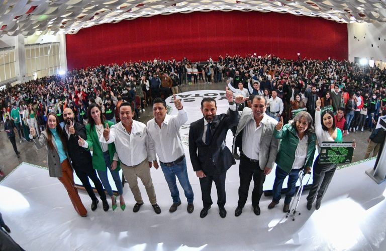 ENTREGA RICARDO GALLARDO APOYO DE TRANSPORTE GRATUITO Y TARJETA JOVEN A ESTUDIANTES POTOSINOS