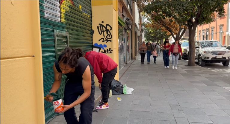 Grafitero potosino repara el daño a negocio y se une al reordenamiento del Centro Histórico