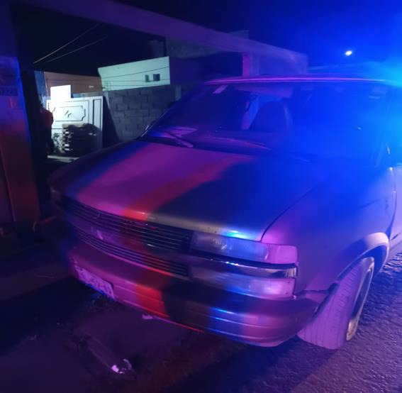 POLICÍAS MUNICIPALES DE SOLEDAD, ASEGURARON UN VEHÍCULO CON REPORTE DE ROBO, EN LA COL. RANCHO BLANCO