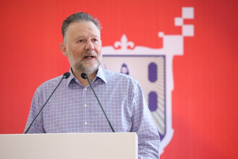 Municipios que inviertan en la industria ganarán en crecimiento económico: Leo Zuckermann en la Feria de Proveeduría