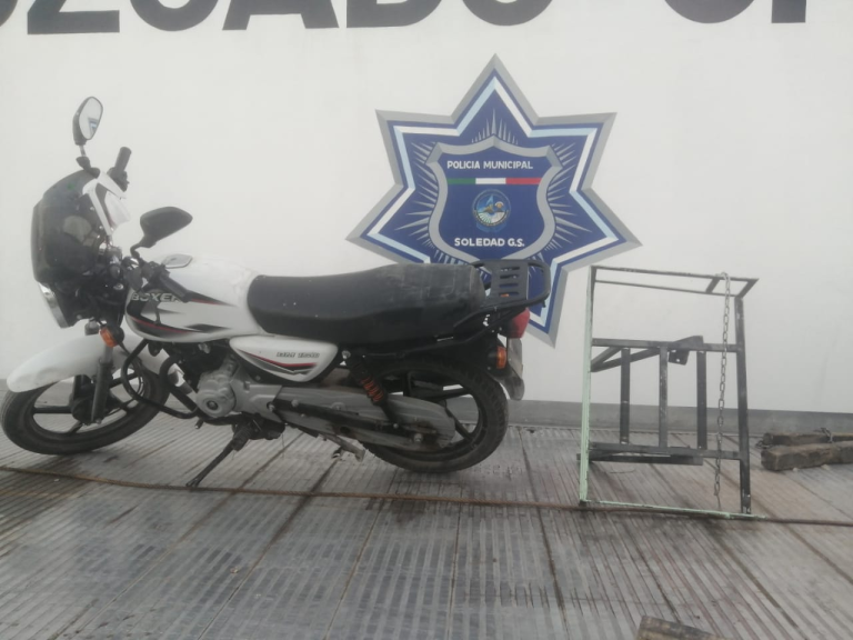 POLICÍAS MUNICIPALES DE SOLEDAD, DETUVIERON A DOS HOMBRES POR ROBO DE MOTOCICLETA, EN LA COL. LA MISIÓN
