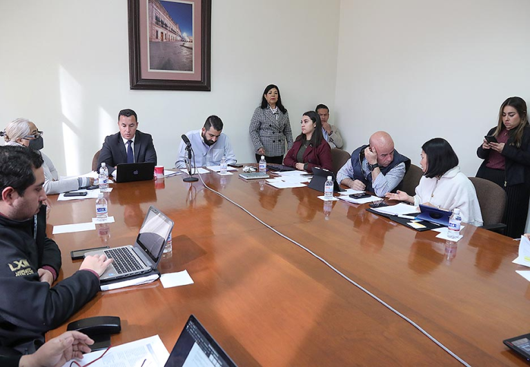ESTABLECEN COMO REQUISITO PARA LOS DIPUTADOS LOCALES QUE PRETENDAN REELEGIRSE EN EL CARGO, SOLICITEN LICENCIA AL MISMO, 45 DÍAS ANTES DE LA ELECCIÓN
