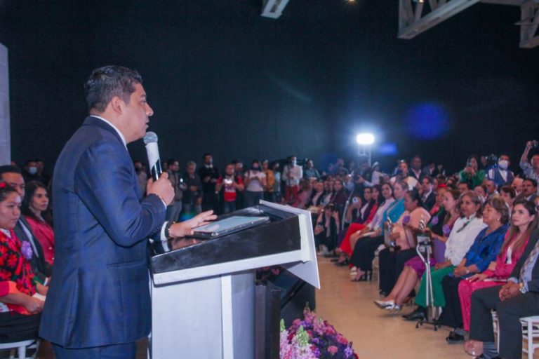ALCALDESA SOLEDENSE ACUDE COMO INVITADA AL EVENTO «POTOSINA DEL AÑO»