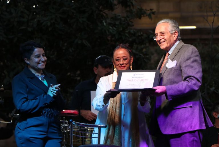 Emotivo homenaje del Ayuntamiento a Neri Fernández, tras 55 años de carrera artística