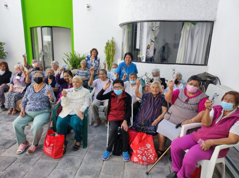 EL SISTEMA MUNICIPAL DIF REALIZA LA ENTREGA DE LENTES A ADULTOS MAYORES