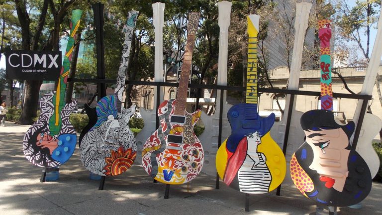 La exposición escultórica monumental “Locos por el Arte” se exhibe en la Calzada de Guadalupe dentro del Festival internacional San Luis en Primavera
