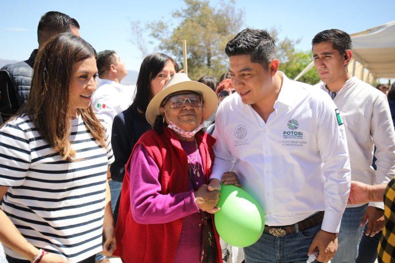 HABITANTES DE CHARCAS RECONOCEN A RICARDO GALLARDO POR PROYECTO DE NUEVO PARQUE