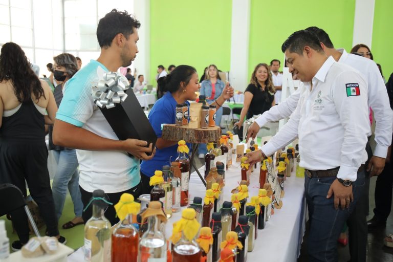 RICARDO GALLARDO RESPALDA Y ATIENDE A LA JUVENTUD POTOSINA, RECONOCEN JÓVENES EMPRENDEDORES