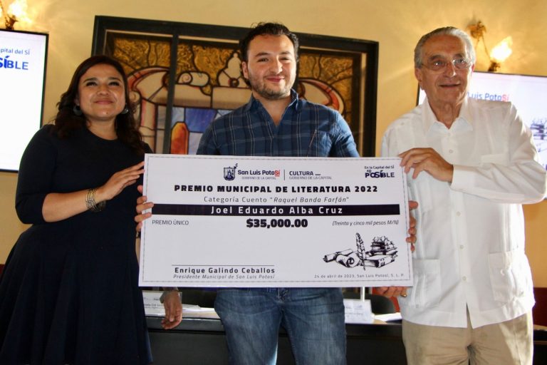 Se entregan premios a ganadores del Premio Municipal de Literatura en cuento y poesía