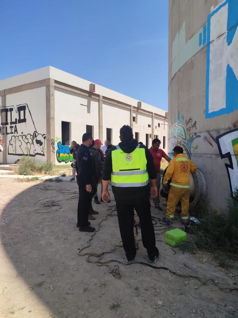 PROTECCIÓN CIVIL MUNICIPAL DE SOLEDAD, RESCATÓ A UNA PERSONA QUE SE ENCONTRABA ATRAPADA EN LA PLANTA TRATADORA DE AGUAS RESIDUALES DE EL MORRO.