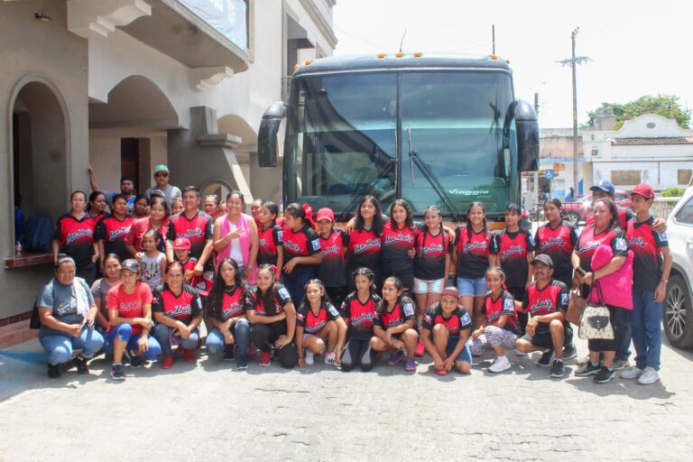 DAN BANDERAZO DE SALIDA A DELEGACIÓN POTOSINA DE SOFTBOL FEMENIL
