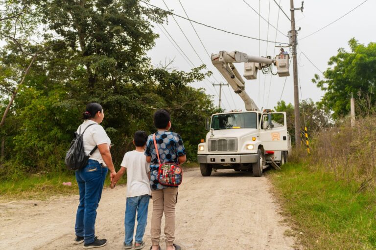 PRESIDENTE DAVID MEDINA IMPULSA BIENESTAR Y SEGURIDAD CON OBRAS DE ELECTRIFICACIÓN Y ALUMBRADO PARA LA COLONIA BUENOS AIRES