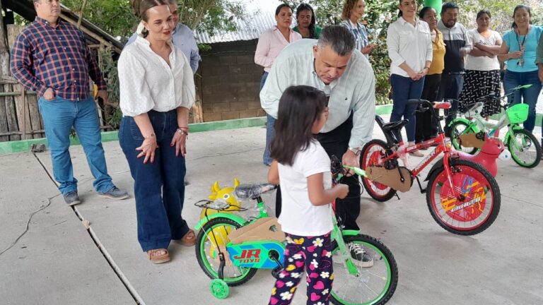 Más de 800 roscas, juguetes y sonrisas llegan a la zona Tenek