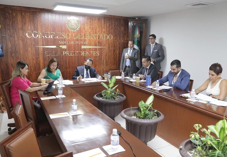 LA COMISIÓN DE GOBERNACIÓN APROBÓ INICIATIVA DEL GOBERNADOR PARA SUSTIRUIR A LA SEDUVOP POR EL INREVIS COMO AUTORIDAD ENCARGADA DE EJECUTAR DECRETO PARA DAR CERTEZA JURÍDICA A DUEÑOS DE TERRENOS EN MATEHUALA: DIP. HÉCTOR SERRANO